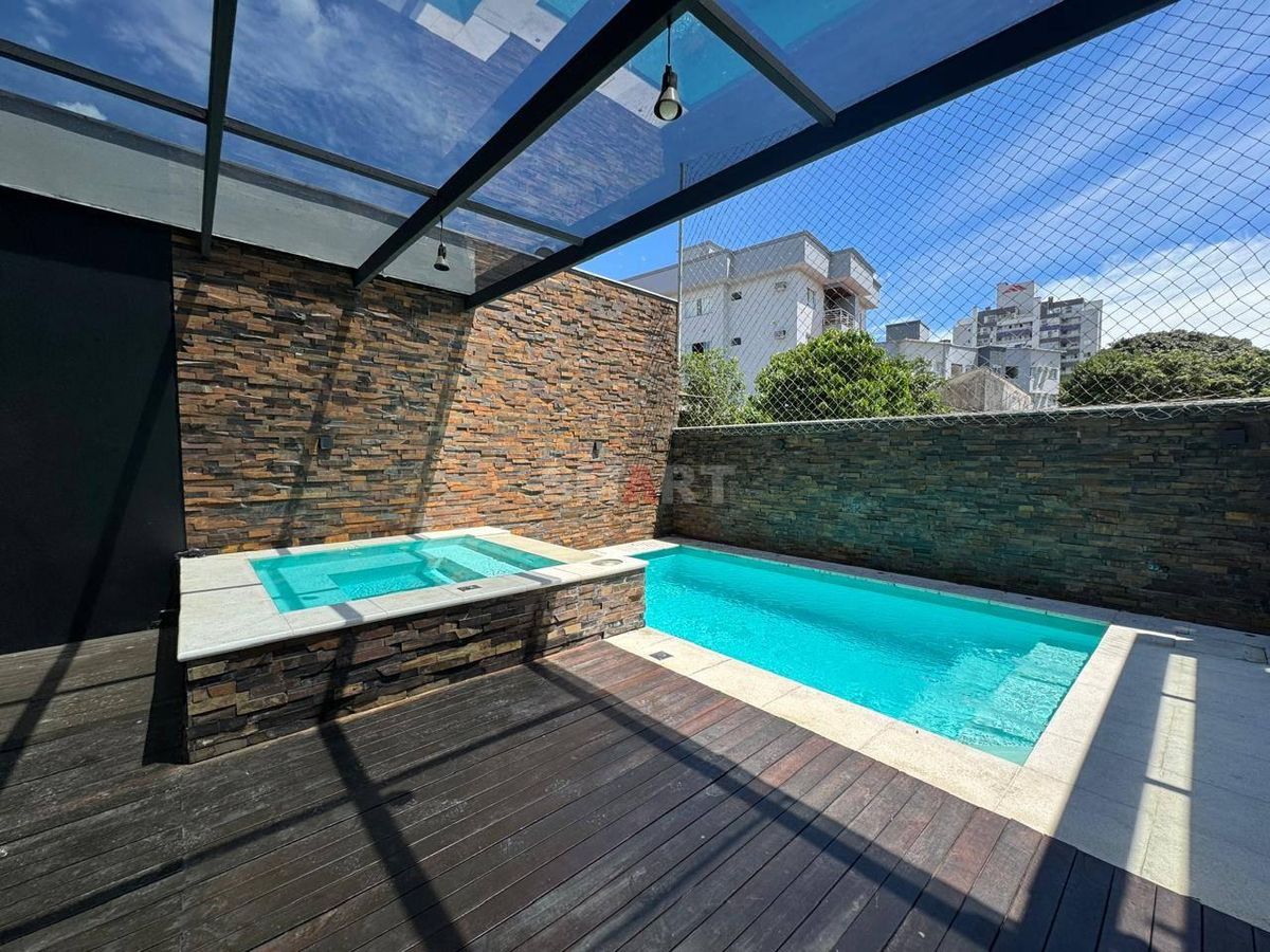 Casa no Centro de Jaraguá do Sul à Venda com Quatro Suítes sendo Uma Master