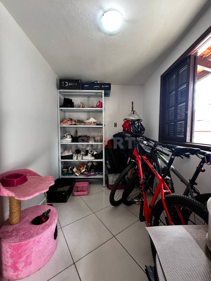 Casa semimobiliada com amplo terreno e 3 dormitórios