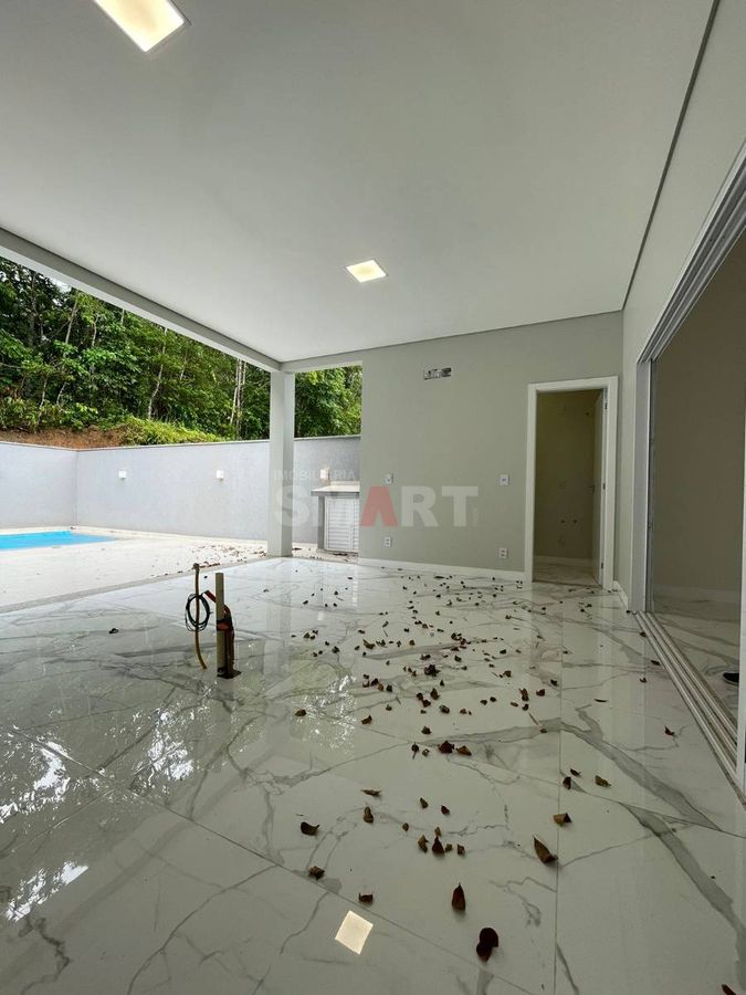 Casa Térrea com 3 Suítes e Piscina na Barra do Rio Cerro
