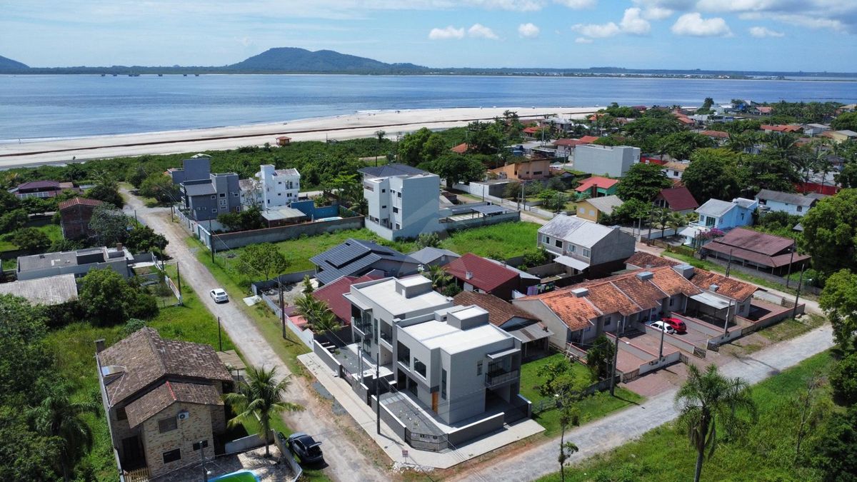 Sobrado, 3 quartos sendo 1 suíte, pontal