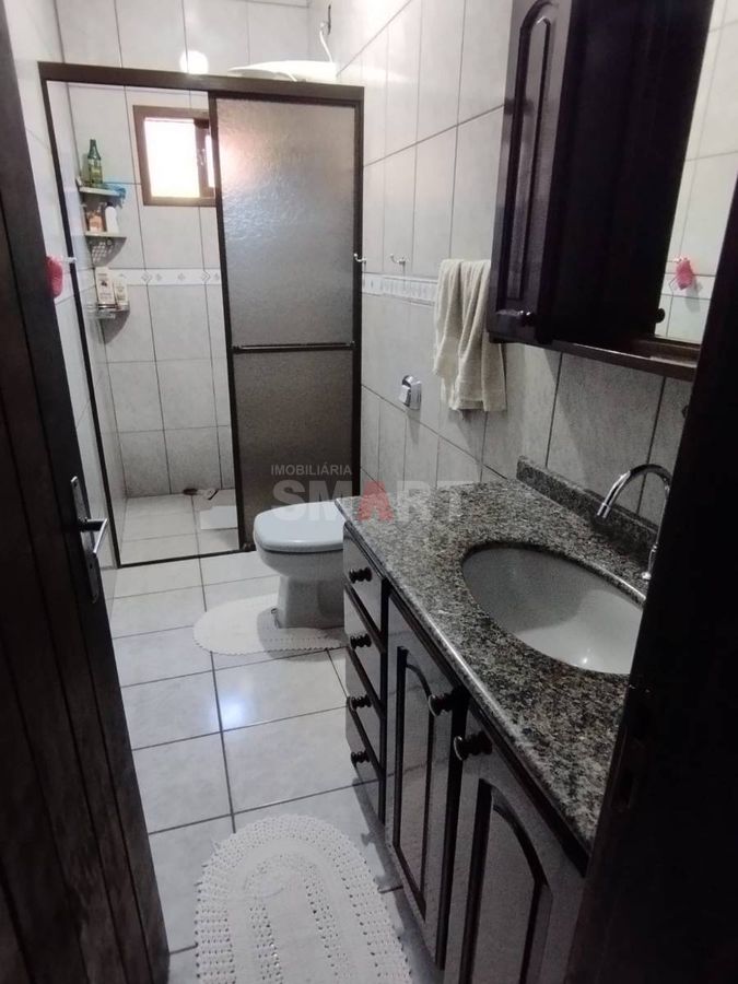 Casa Bem Localizada com 3 Quartos Sendo Uma Suíte