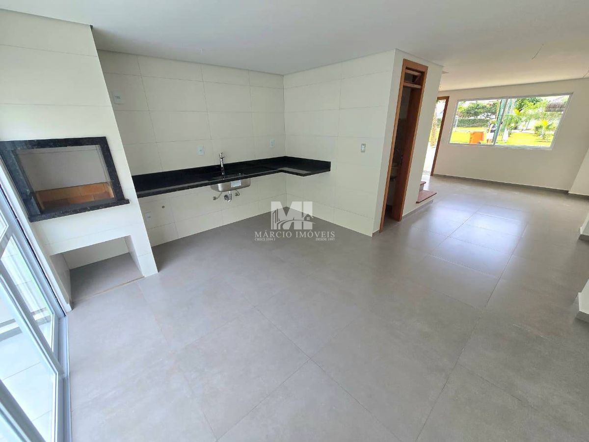 Triplex com 4 suítes em cond fechado