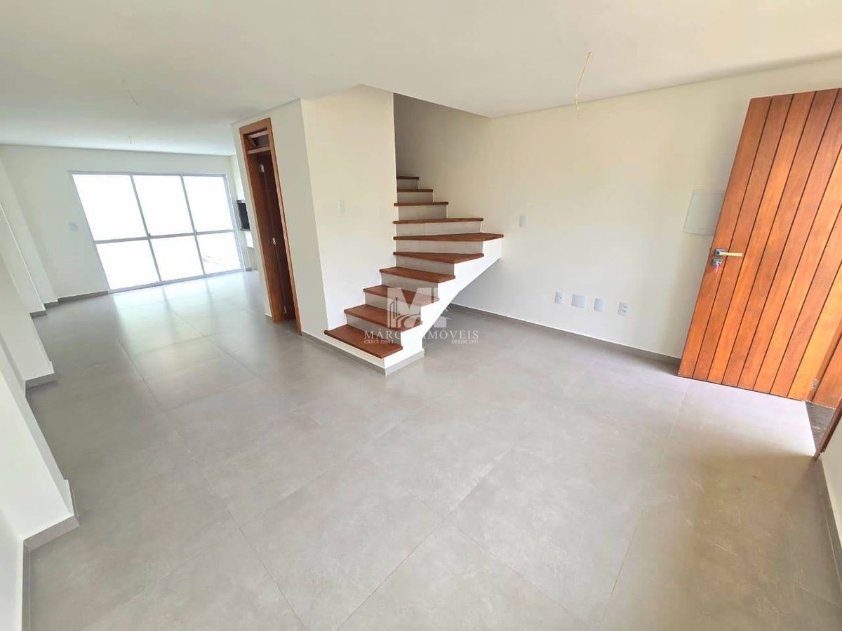 Triplex com 4 suítes em cond fechado