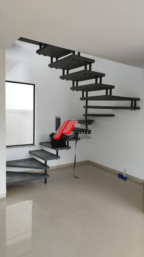 Casa à venda em Florianópolis-SC, bairro Campeche: 3 quartos, 2 suítes, 3 salas, 3 banheiros, 1 vaga de garagem, 182m² de área.