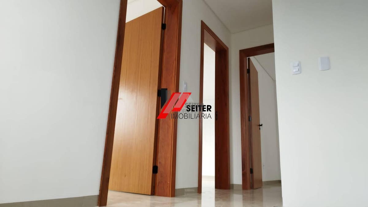 Casa à venda em Florianópolis-SC, bairro Campeche: 3 quartos, 2 suítes, 3 salas, 3 banheiros, 1 vaga de garagem, 182m² de área.