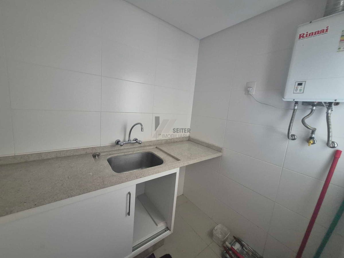 Apartamento alto padrão de 4 dormitorios sacada com churrasqueira e 2 vagas para locação no Itacorubi