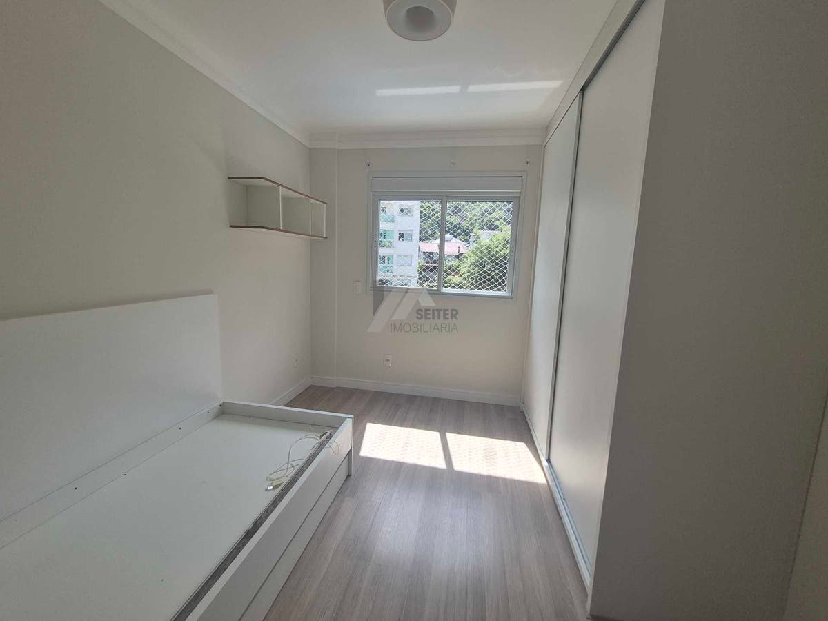 Apartamento alto padrão de 4 dormitorios sacada com churrasqueira e 2 vagas para locação no Itacorubi