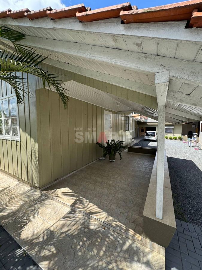 Terreno com 924,27m² com 2 Casas e Piscina no Bairro Vila Lenzi (Avalia Permuta)