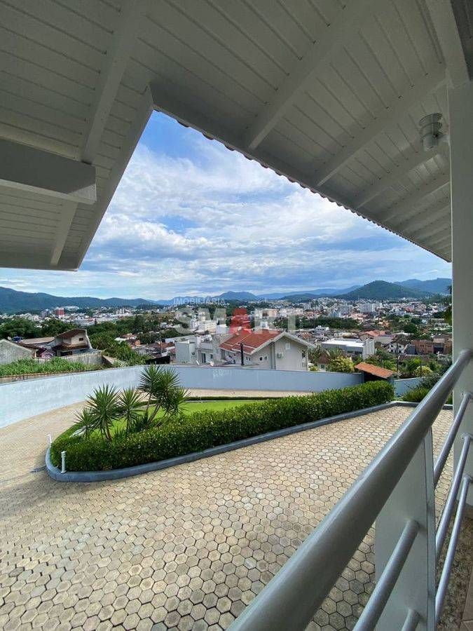 Casa à venda com 3 Suítes + 1 Quarto no bairro Czerniewicz