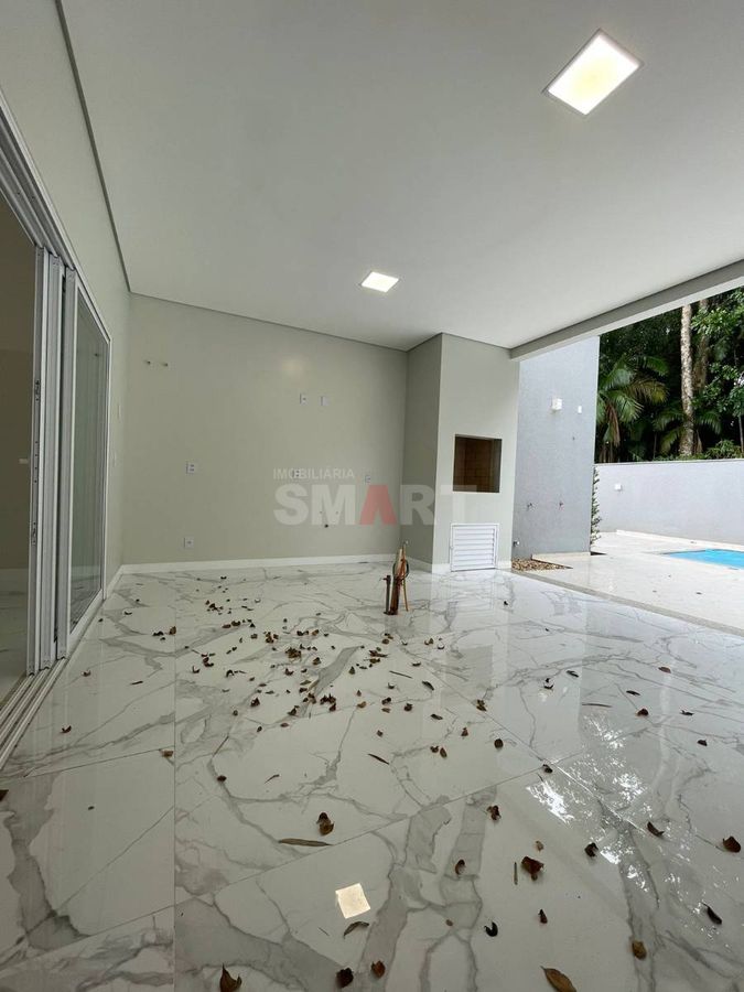 Casa Térrea com 3 Suítes e Piscina na Barra do Rio Cerro
