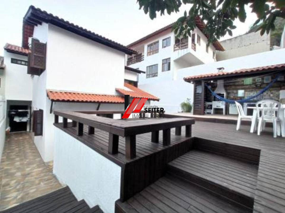 Casa com 3 dormitórios, sendo 1 suíte a venda, com área de 214,82m² Trindade