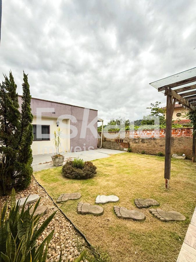 Casa Residencial, Contendo 04 Dormitórios + 04 Vagas de Garagem, Barra do Rio Cerro
