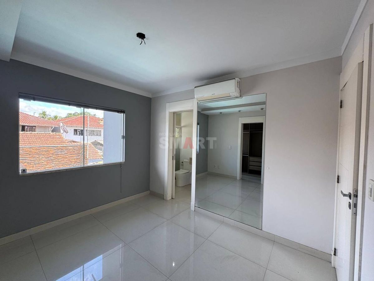 Casa no Centro de Jaraguá do Sul à Venda com Quatro Suítes sendo Uma Master