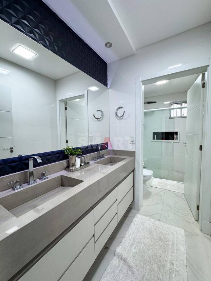 Casa com Piscina no Czerniewicz com 1 Suite e 2 Quartos