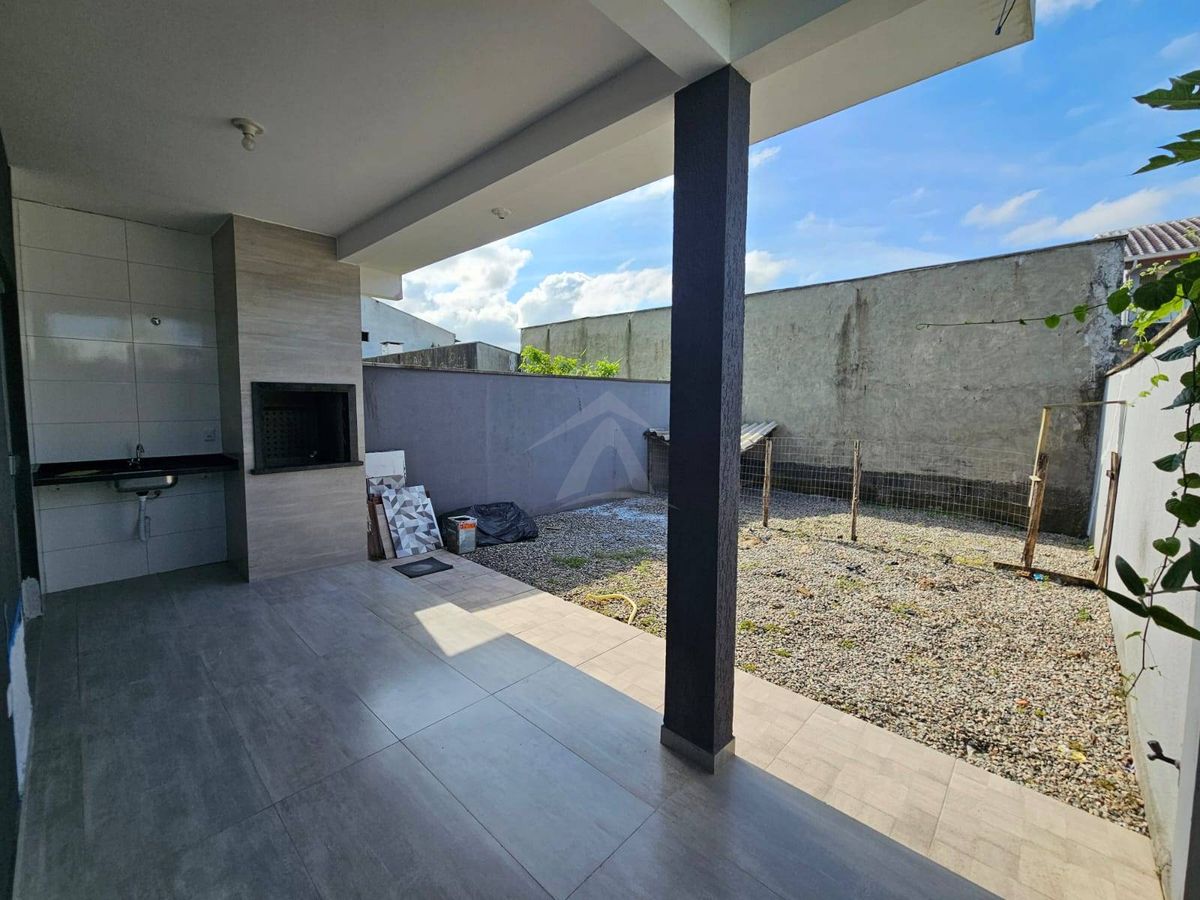 Casa a 600m do mar, 3 quartos sendo 1 suite, barra do sai