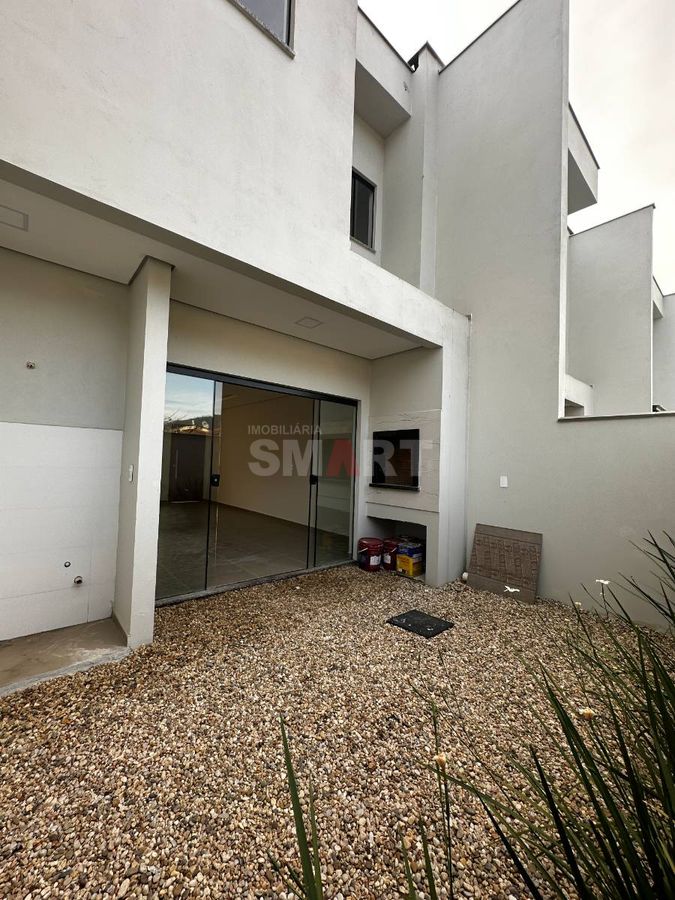 Geminado Duplex com 1 Suíte + 2 Quartos e Espaço de Fundos com Churrasqueira