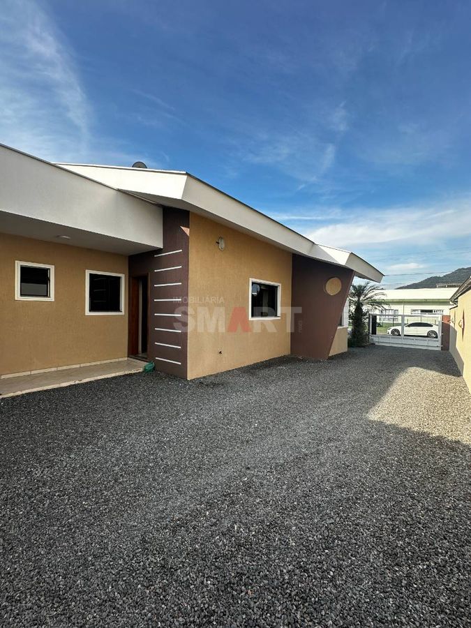 Casa Semimobiliada Suíte + 02 Dormitórios em Três Rios