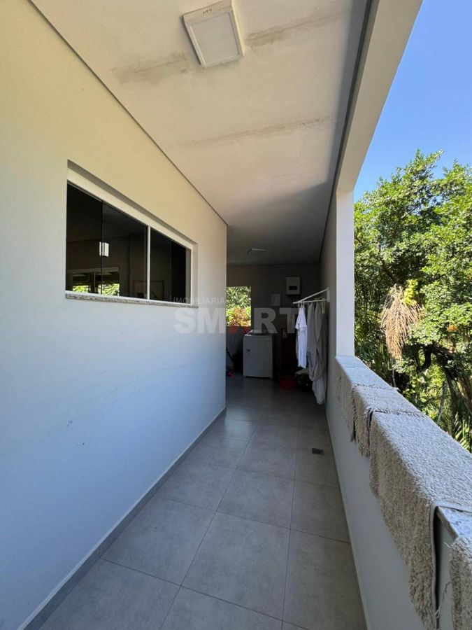 Casa com Piscina no Terraço e Ampla Área Externa no Bairro Ilha da Figueira