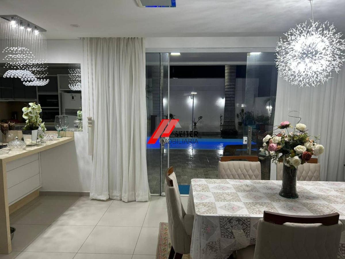 Casa de Alto Padrão com 280m² à Venda na Pedra branca: 4 Quartos 1 Suíte Área Gourmet e Piscina com Spa!