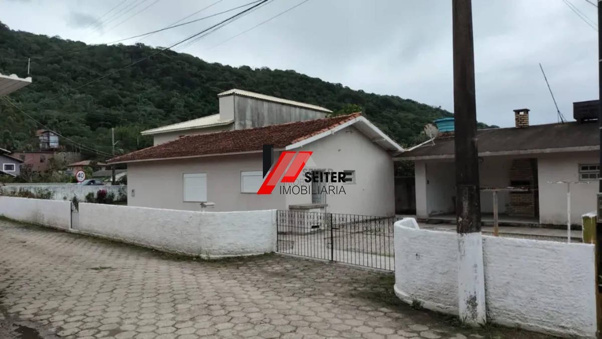 Casa térrea de esquina com amplo terreno na Armação, próxima à praia, Florianópolis