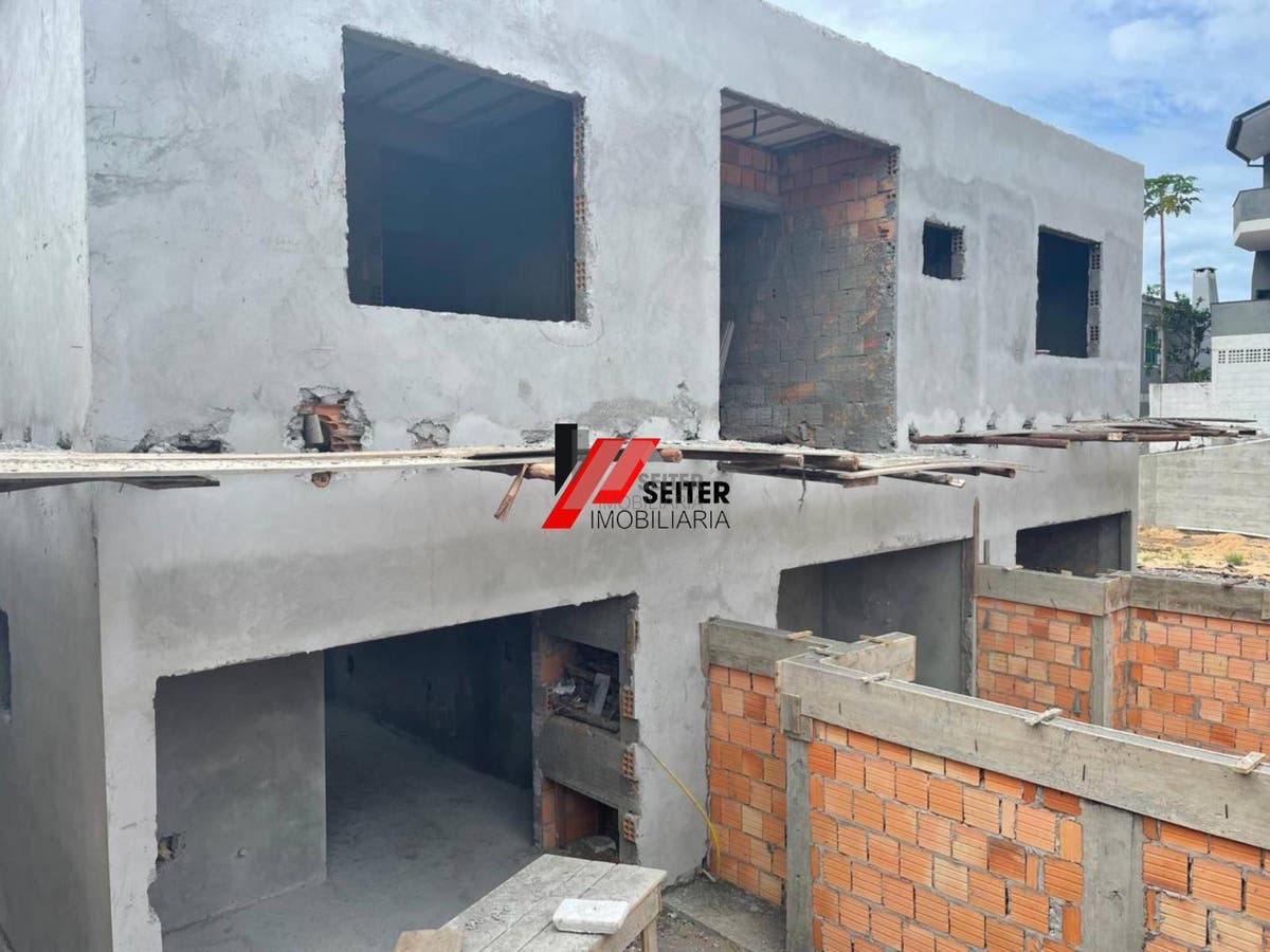 Casa Duplex com 3 quarto sendo 1 suíte à venda na praia dos Ingleses em Florianópolis