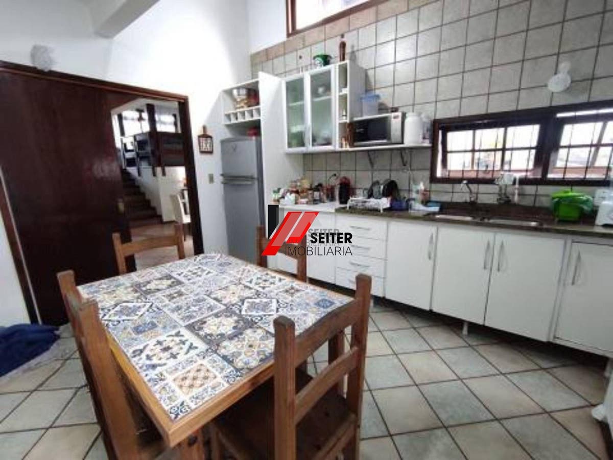 Casa com 3 dormitórios, sendo 1 suíte a venda, com área de 214,82m² Trindade