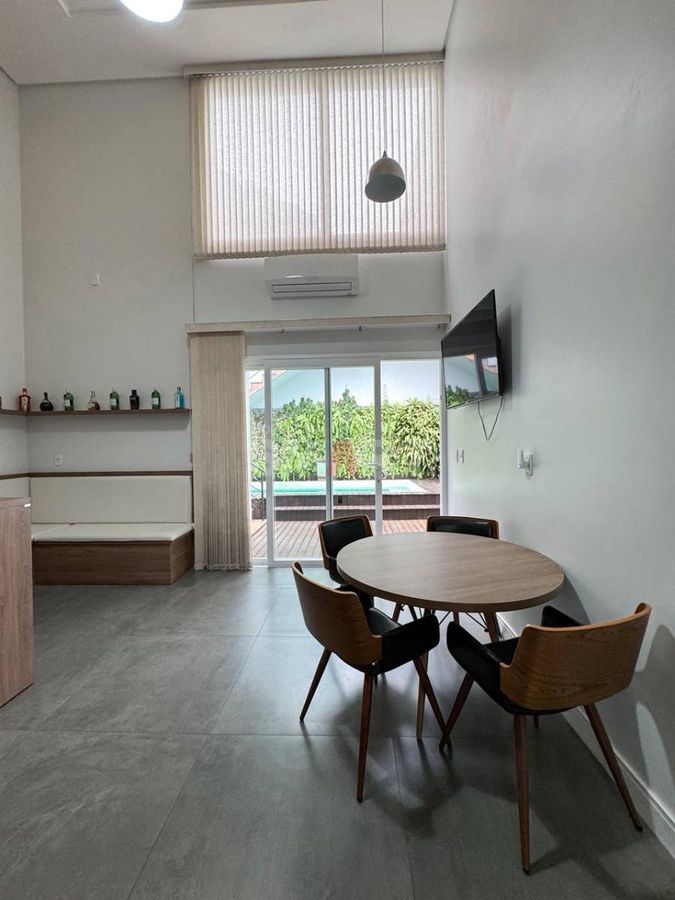Casa com Piscina no Czerniewicz com 1 Suite e 2 Quartos