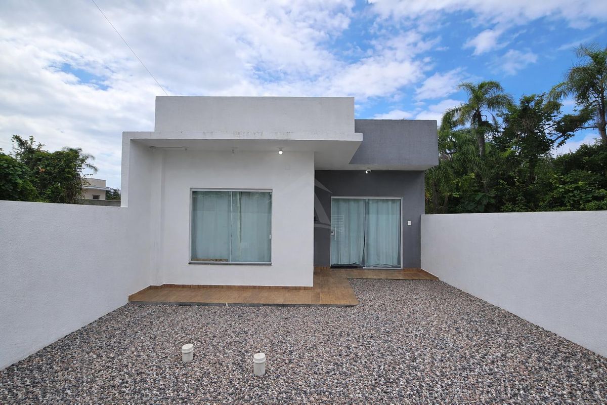 Casa mobiliada com piscina a 550m da praia, 3 quartos sendo 1 suíte, barra do saí