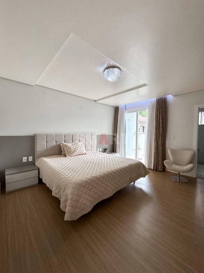 Casa com Piscina no Czerniewicz com 1 Suite e 2 Quartos