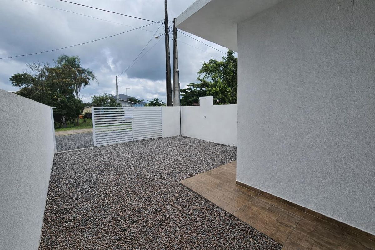 Casa mobiliada com piscina a 550m da praia, 3 quartos sendo 1 suíte, barra do saí