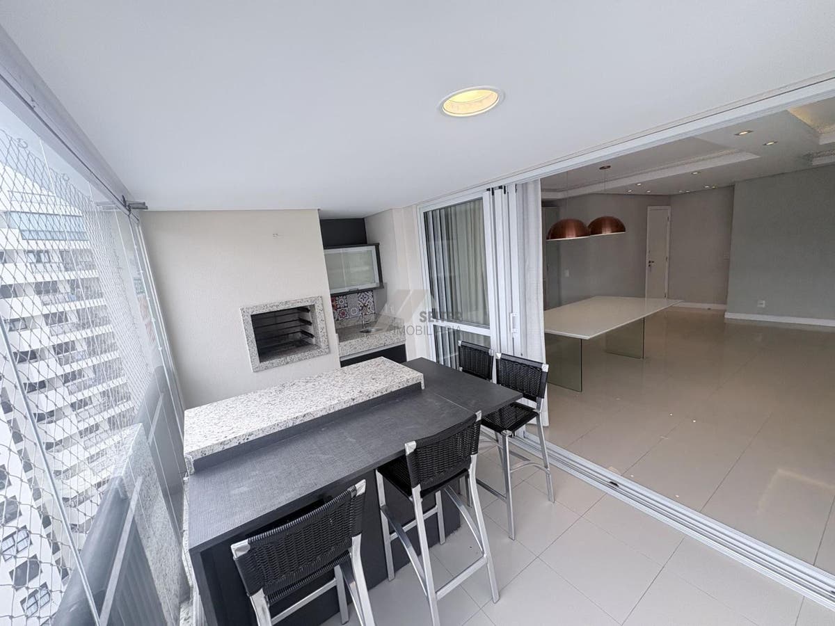Apartamento mobiliado de 4 dormitorios sendo 2 suites com 3 vagas de garagem a venda Itacorubi