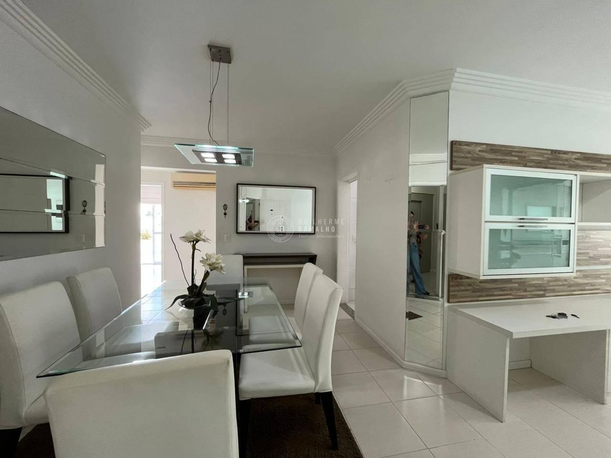 Locação anual: Apartamento com 2 quartos, Centro - Balneário Camboriú