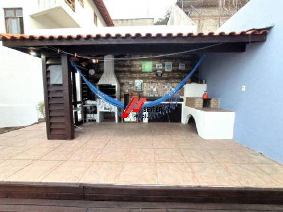 Casa com 3 dormitórios, sendo 1 suíte a venda, com área de 214,82m² Trindade