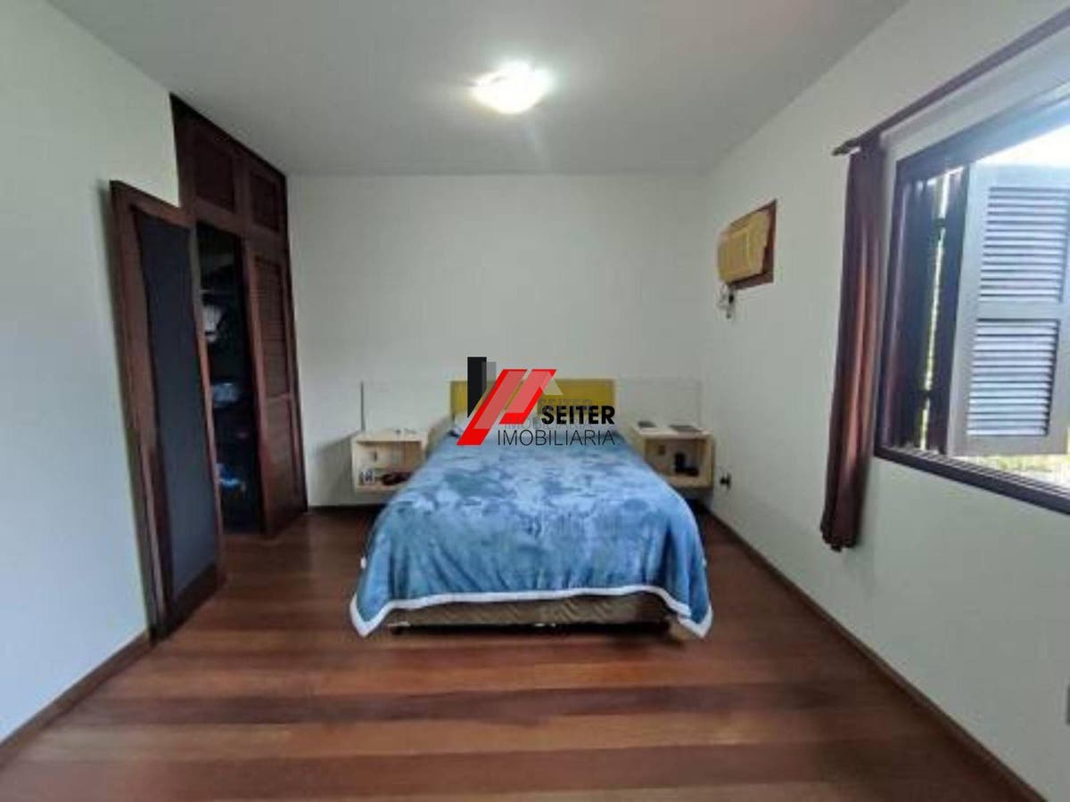 Casa com 3 dormitórios, sendo 1 suíte a venda, com área de 214,82m² Trindade