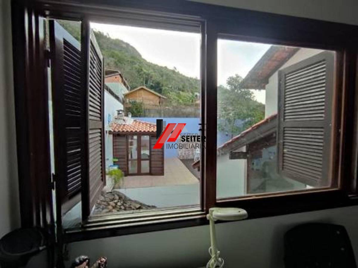 Casa com 3 dormitórios, sendo 1 suíte a venda, com área de 214,82m² Trindade