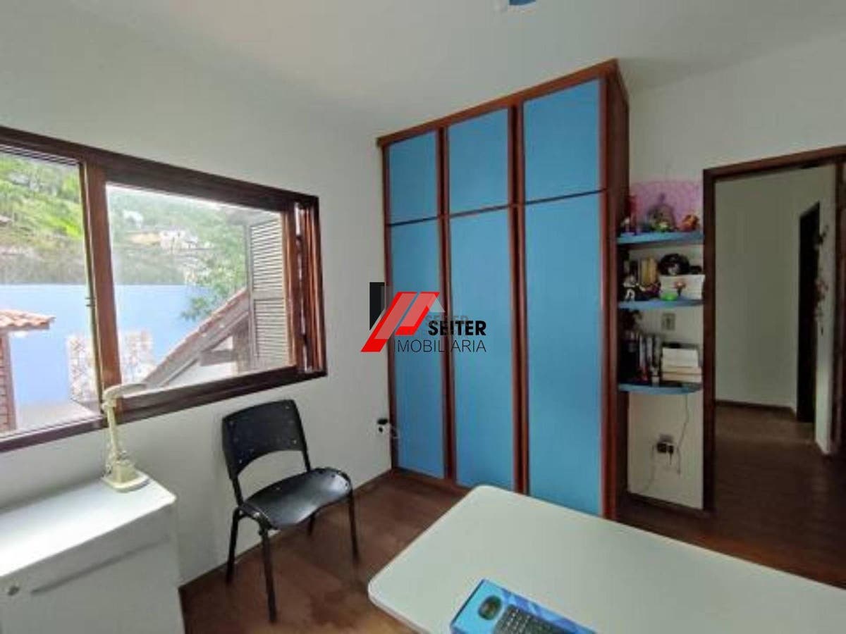 Casa com 3 dormitórios, sendo 1 suíte a venda, com área de 214,82m² Trindade