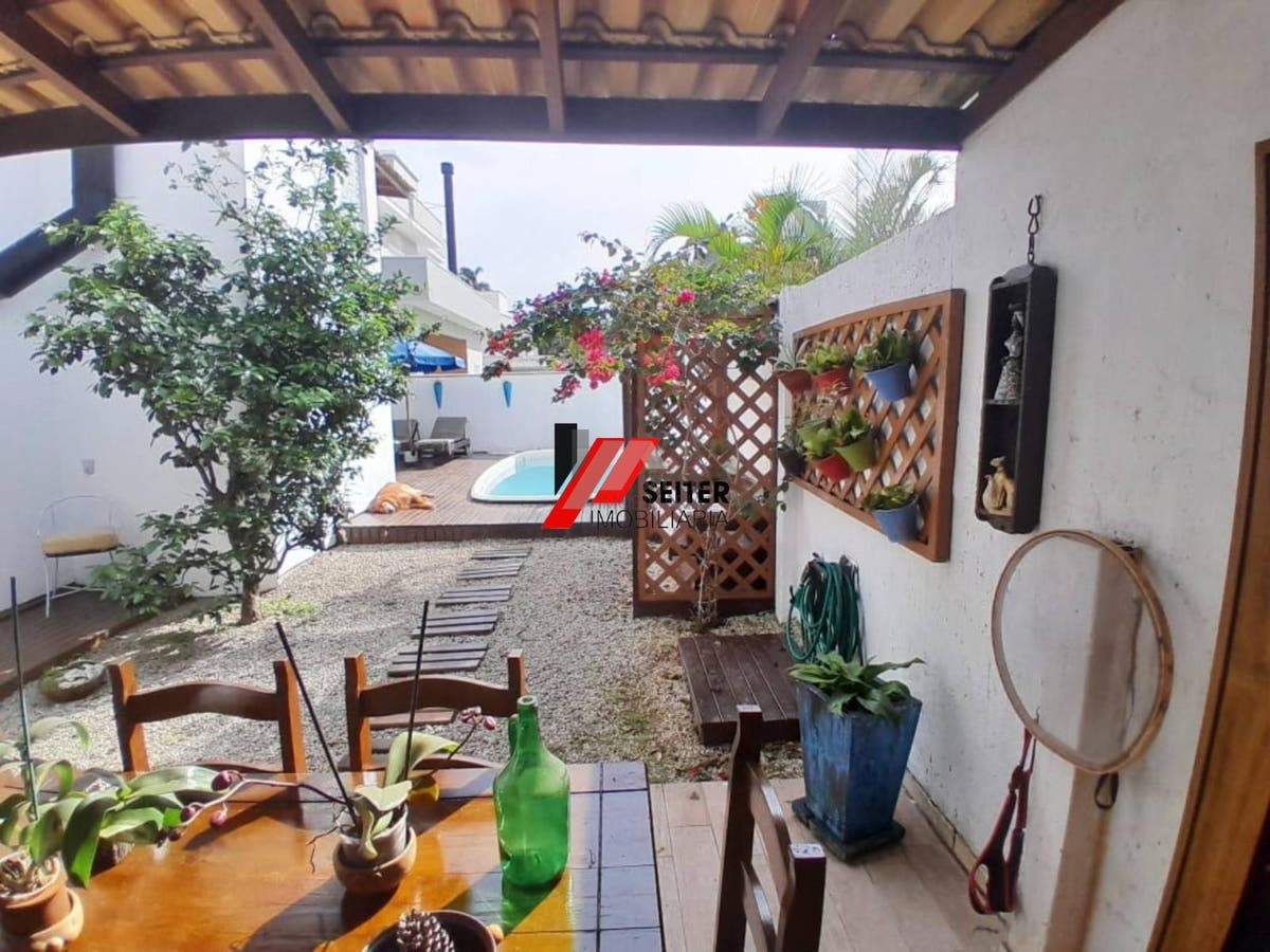Casa à venda em condomínio fechado na cachoeira do Bom Jesus em canasvieiras