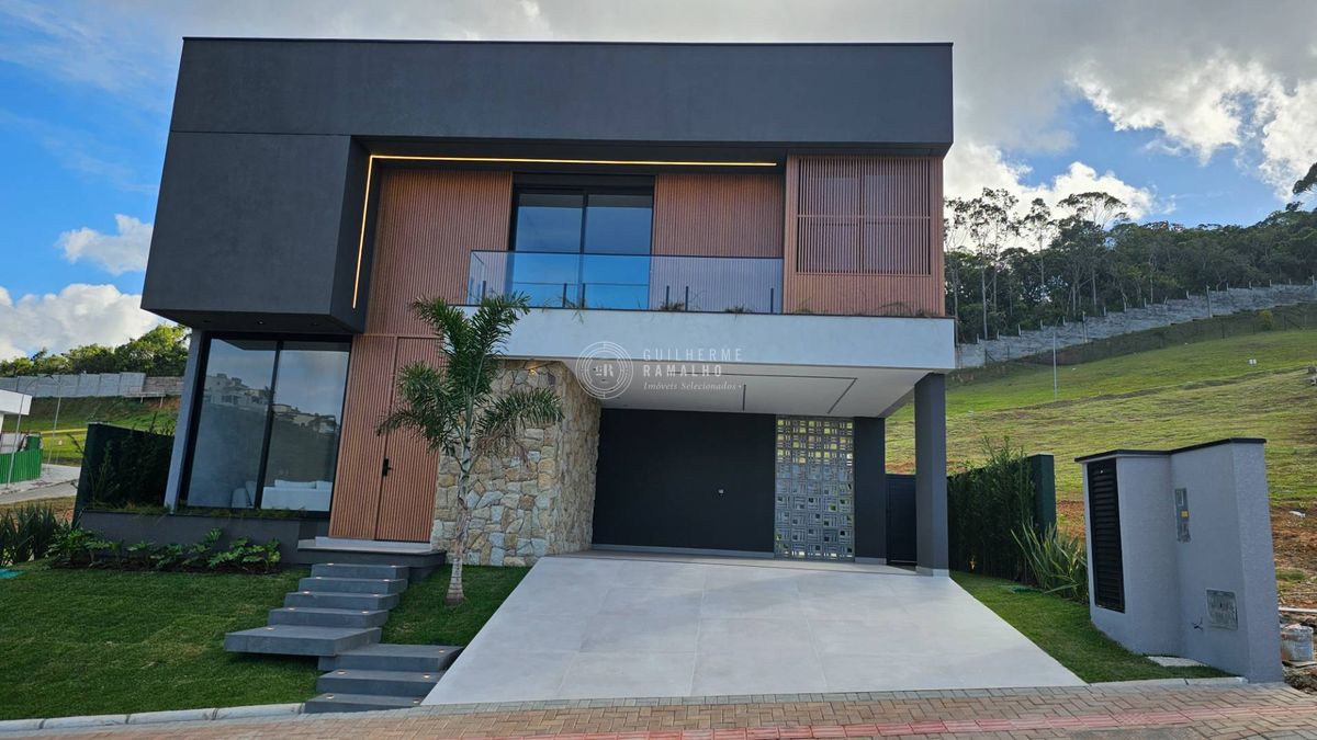 Casa com 300m², 04 suítes e 04 vagas à venda no Condomínio Parque do Lago em Camboriú/SC - Casa de Condomínio em Camboriú - à venda - IMOBILIÁRIA GUILHERME LTDA