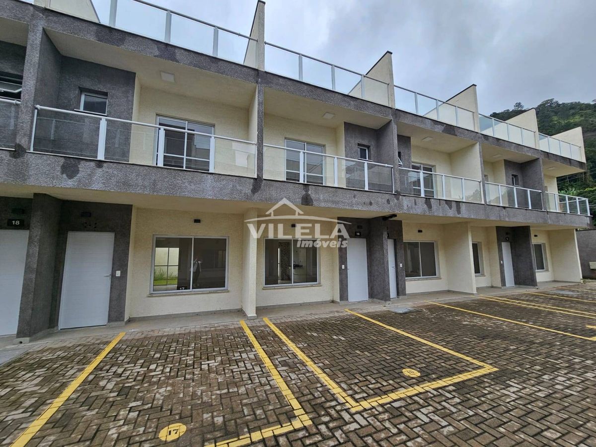 Tríplex em condomínio no centro