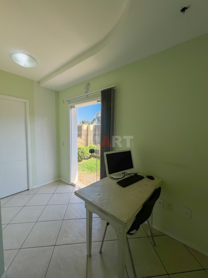 Casa Com Piscina e Sala Comercial