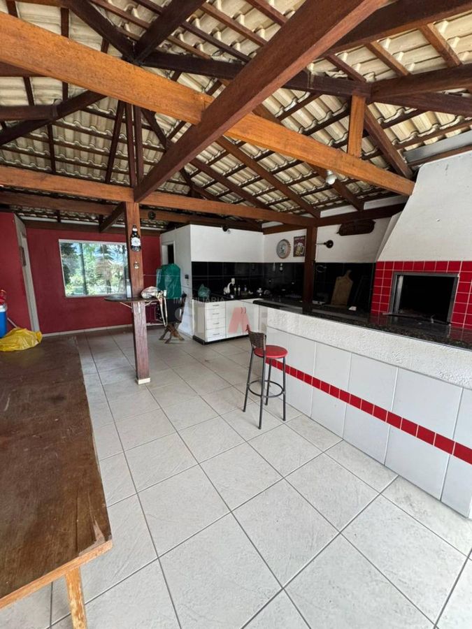 Terreno na Barra com 2 Casas em Ótima Localização