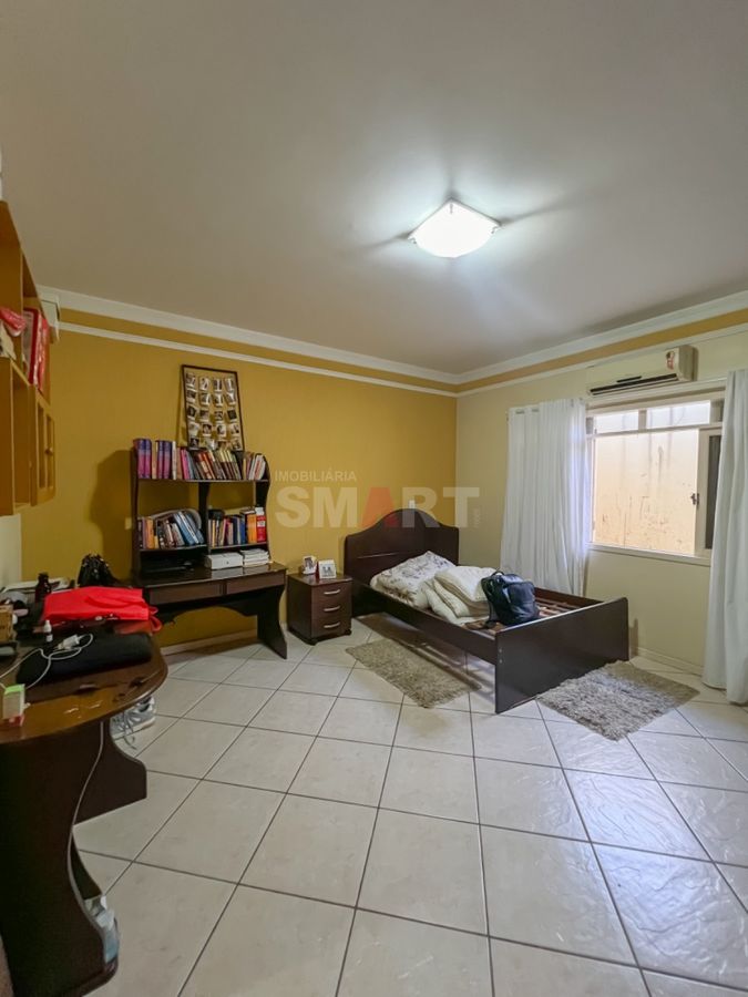 Casa Com Piscina e Sala Comercial