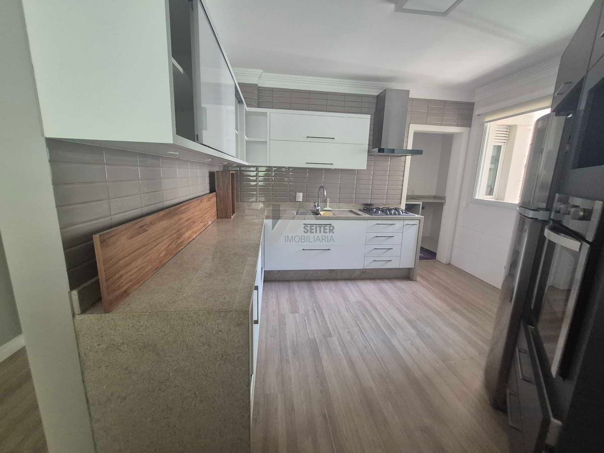 Apartamento alto padrão de 4 dormitorios sacada com churrasqueira e 2 vagas para locação no Itacorubi
