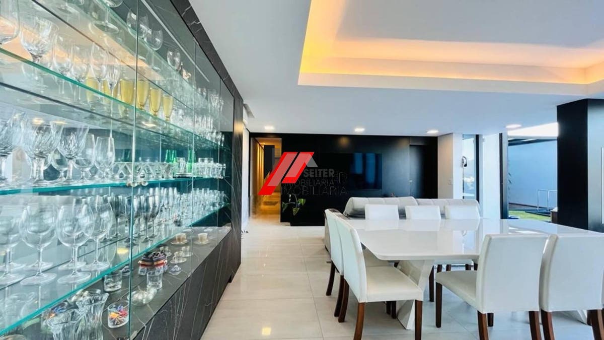 Casa com 4 quartos a venda, 285,77 de área construída Trindade