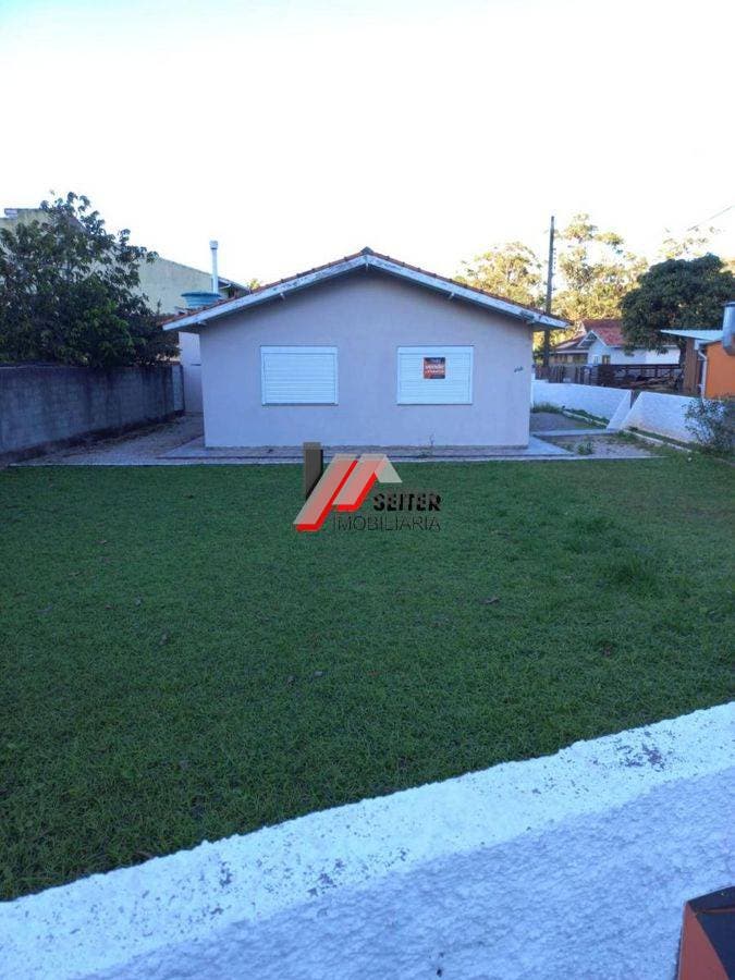Casa térrea de esquina com amplo terreno na Armação, próxima à praia, Florianópolis