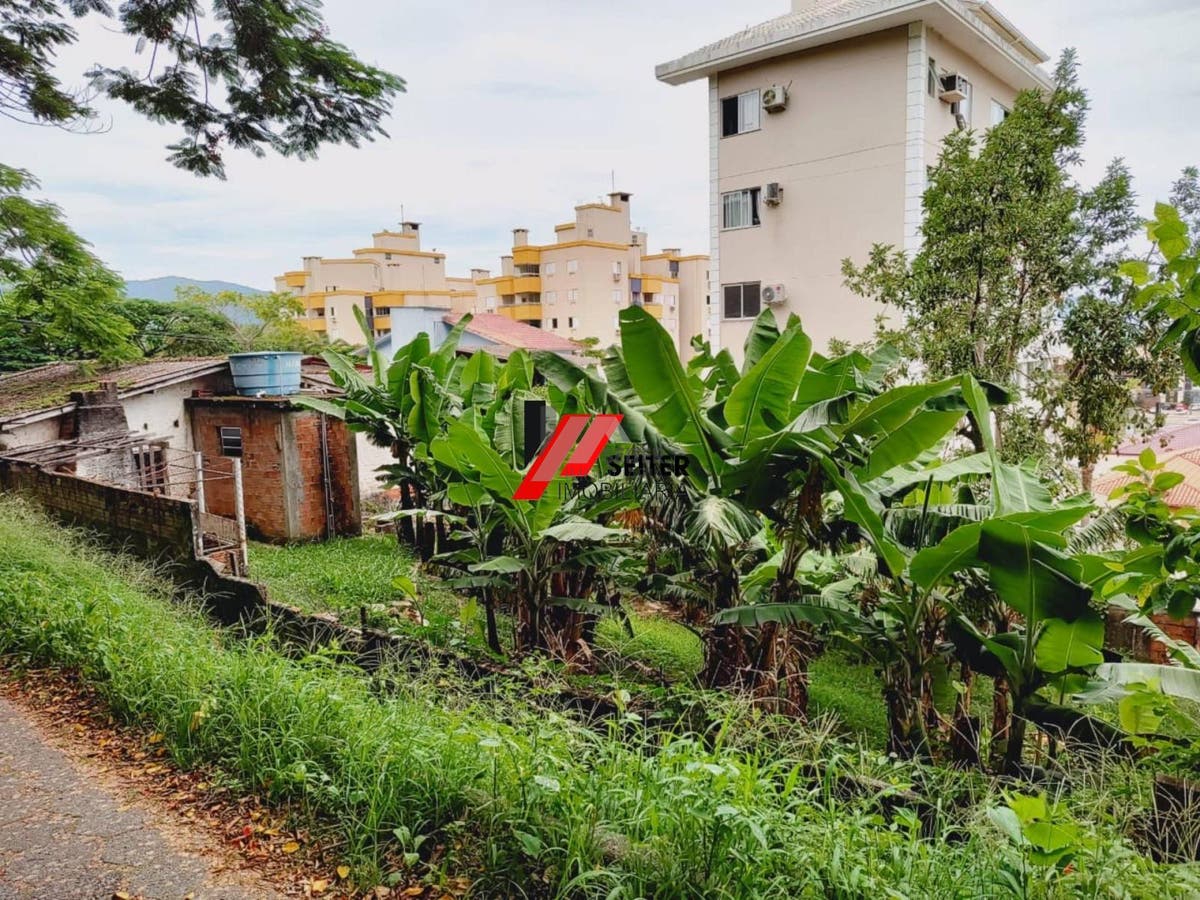 Casa a venda no saco grande as margens da SC401 terreno de 604,02M² com viabilidade de prédio.