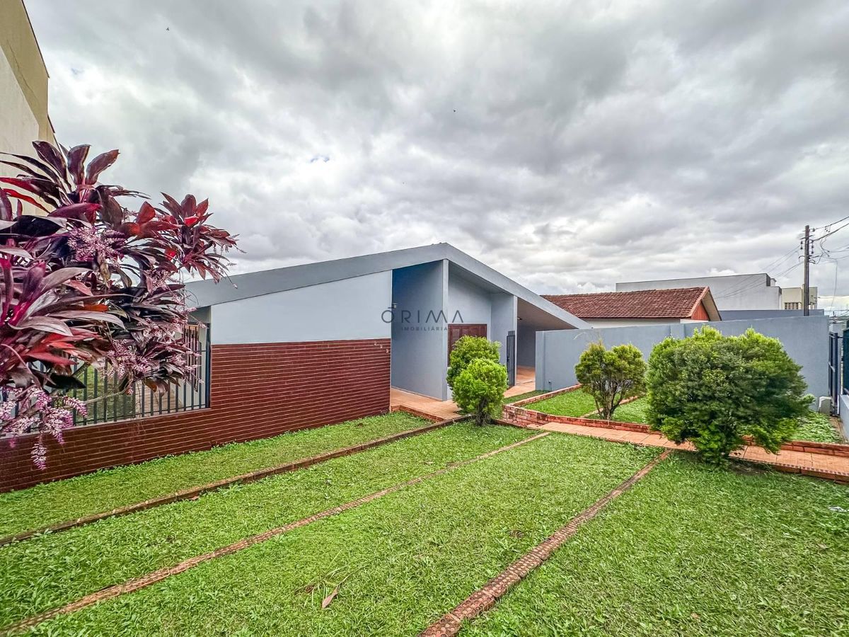 Casa para venda e locação com 1.000,00 m² de terrreno, 01 suíte + 02 dormitórios, CENTRO - TOLEDO/PR