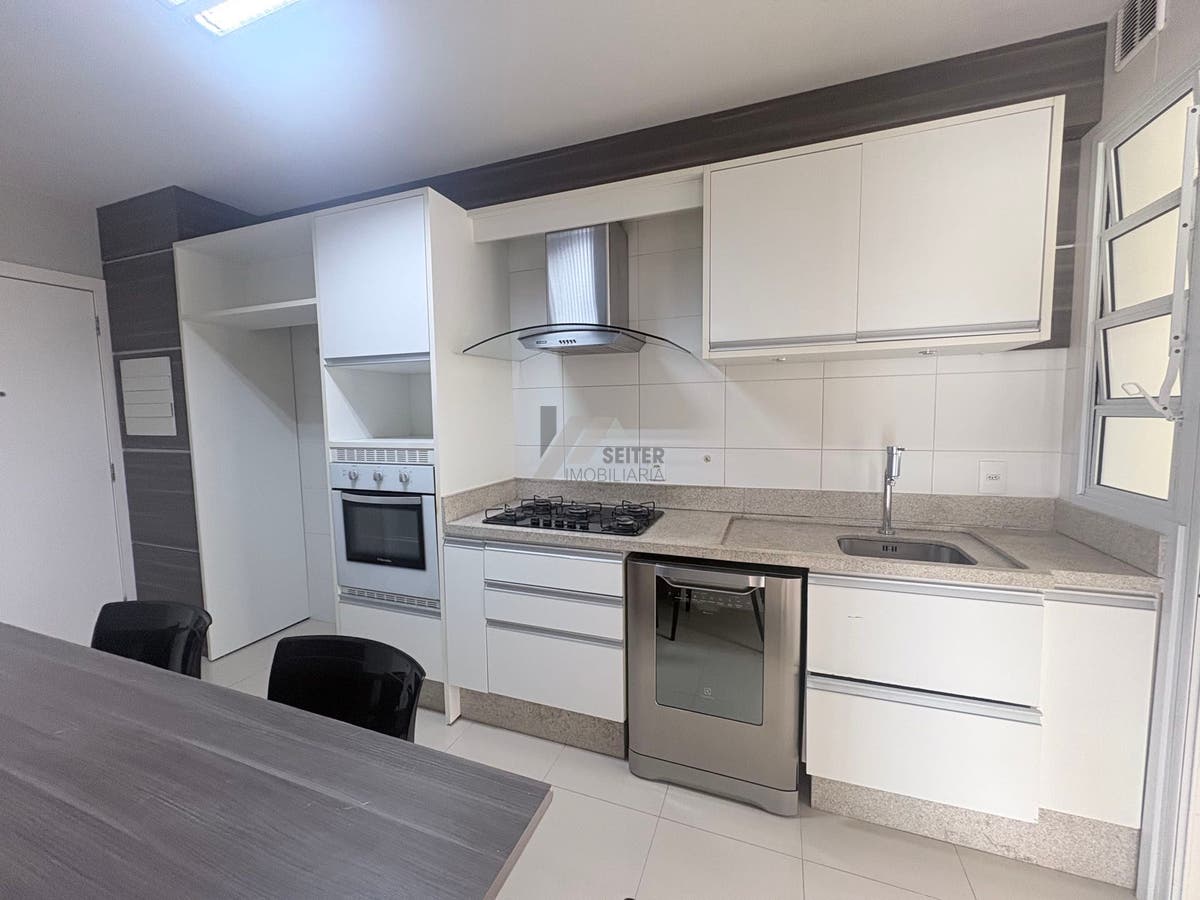 Apartamento mobiliado de 4 dormitorios sendo 2 suites com 3 vagas de garagem a venda Itacorubi