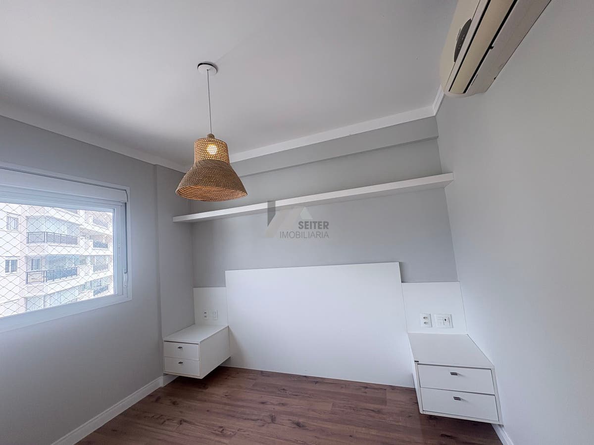 Apartamento mobiliado de 4 dormitorios sendo 2 suites com 3 vagas de garagem a venda Itacorubi