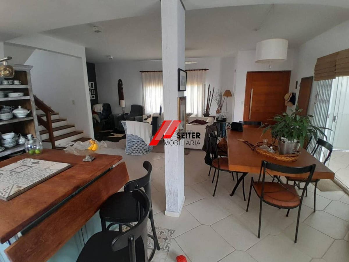 Casa à venda em condomínio fechado na cachoeira do Bom Jesus em canasvieiras
